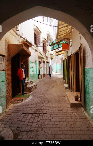 Balades à travers les ruelles résident dans les 'medina' (ancienne cité d'une ville d'Afrique du Nord) de Moulay Idriss, une petite ville qui est titulaire d'un et Banque D'Images