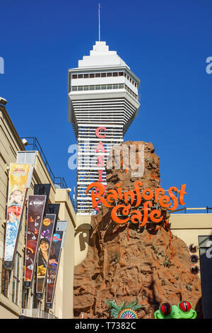 Rainforest Cafe signe et le Casino Niagara, au centre-ville de Niagara Falls Ontario Canada Banque D'Images