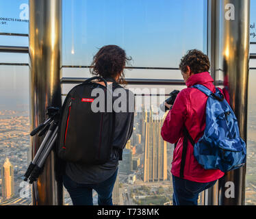 Dubaï, Émirats arabes unis - Dec 7, 2018. Les personnes bénéficiant de la plate-forme d'observation du plus haut bâtiment du monde, Burj al Khalifa. Banque D'Images
