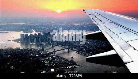 Vue de Manhattan de l'avion se prépare à atterrir à l'aéroport de La Guardia dans le Queens, New York. Banque D'Images