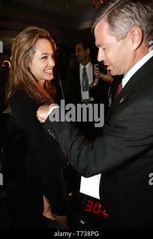 Le premier ministre de la Norvège, Kjell Magne Bondevik répond à l'actrice et militante Angelina Jolie au cours d'un débat lors de la réunion d'inauguration de la Clinton Global Initiative forum. Banque D'Images