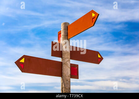 Panneau en bois blanc avec des flèches plus de ciel bleu, il suffit d'ajouter votre texte. Guide post signes sur le fond de ciel lumineux. Des indications encore vierge Banque D'Images