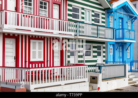 Rue avec ses maisons colorées à Costa Nova, Aveiro, Portugal. Rue avec maisons à rayures, Costa Nova, Aveiro, Portugal. Façades de maisons colorées en C Banque D'Images
