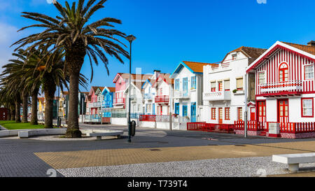 Rue avec ses maisons colorées à Costa Nova, Aveiro, Portugal. Rue avec maisons à rayures, Costa Nova, Aveiro, Portugal. Façades de maisons colorées en C Banque D'Images