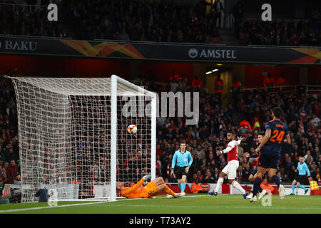 Alexandre Lacazette d'Arsenal marque son deuxième but de l'Arsenal et, en les mettant en avant 2-1 - Arsenal v Valence, l'UEFA Europa League Semi Final - 1ère Banque D'Images