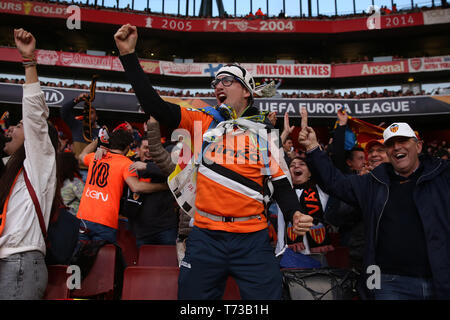 Valencia fans célèbrent leur premier but du match - Arsenal v Valence, l'UEFA Europa League Semi Final - 1ère manche, Emirates Stadium, Londres (Hollo Banque D'Images