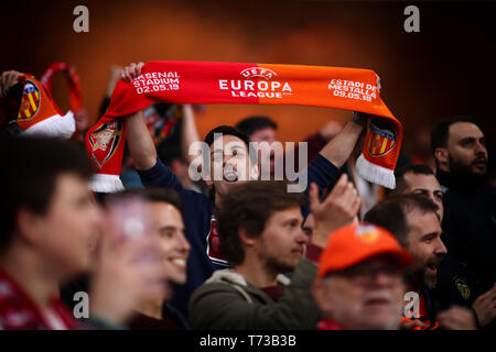 Valencia fans célèbrent leur premier but du match - Arsenal v Valence, l'UEFA Europa League Semi Final - 1ère manche, Emirates Stadium, Londres (Hollo Banque D'Images