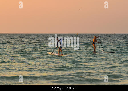 Dubaï, Émirats arabes unis - Dec 7, 2018. Les touristes du kayak sur la mer près de l'hôtel Burj Al Arab au coucher du soleil à Dubai, UAE. Banque D'Images