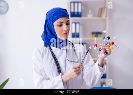 Femme médecin arabe travaillant dans la clinique Banque D'Images