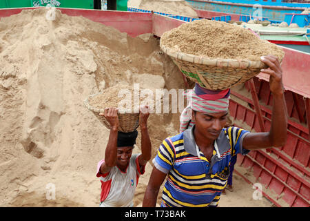 Dhaka, Bangladesh - 30 Avril 2019 : Des travailleurs portent sur un camion de charbon d'un bateau près de l'BIWTA Gabtoli au poste de débarquement à Dhaka le 30 avril Banque D'Images