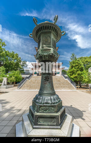 La ville de Nagano, Japon - 04 août 2017 - inscription de l'éducation 'en bronze lanterne (Tourou) en face de Nihon Chureiden culte, le mémorial de guerre pagod Banque D'Images