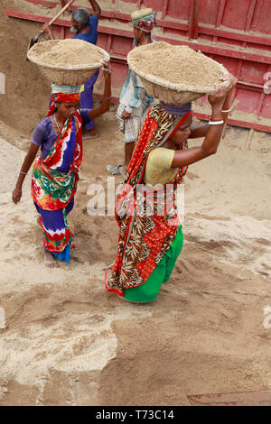 Dhaka, Bangladesh - 30 Avril 2019 : Des travailleurs portent sur un camion de charbon d'un bateau près de l'BIWTA Gabtoli au poste de débarquement à Dhaka le 30 avril Banque D'Images