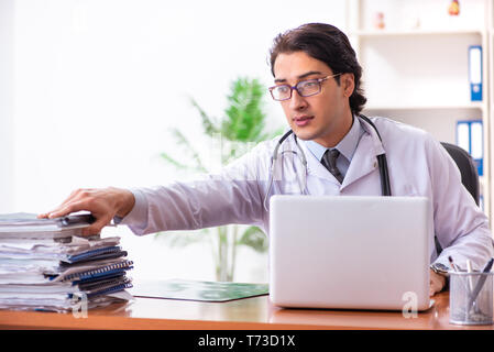 Beau jeune médecin travaillant dans la clinique Banque D'Images