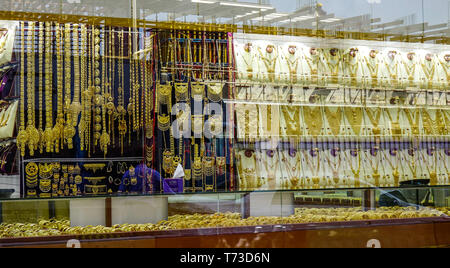 Dubaï, Émirats arabes unis - Dec 6, 2018. Bijoux en or dans la fenêtre d'affichage d'une boutique de bijoux en or de Dubaï Bazar (souk). Banque D'Images