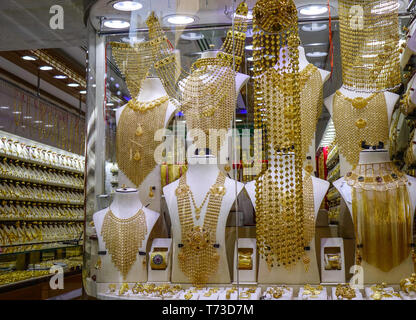 Dubaï, Émirats arabes unis - Dec 6, 2018. Bijoux en or dans la fenêtre d'affichage d'une boutique de bijoux en or de Dubaï Bazar (souk). Banque D'Images