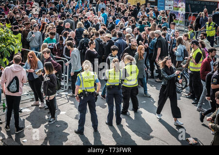 Berlin, Allemagne - 01 mai 2019 : foule de personnes et de policiers à l'entrée des femmes à myfest célébration pour la fête du travail à Berlin, Kreuzebrg Banque D'Images