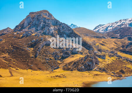 Pics d'Europe (Picos de Europa) Parc National. Un lac glaciaire Ercina. Les Asturies, Espagne, Europe Banque D'Images