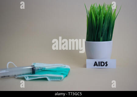 Sida texte, grass pot, seringue, et le visage masque vert. Healtcare/médicale et commerciale concept Banque D'Images