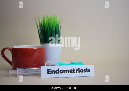 Texte d'endometriosis, grass pot, tasse de café, seringue, et le visage masque vert. Healtcare/médicale et commerciale concept Banque D'Images