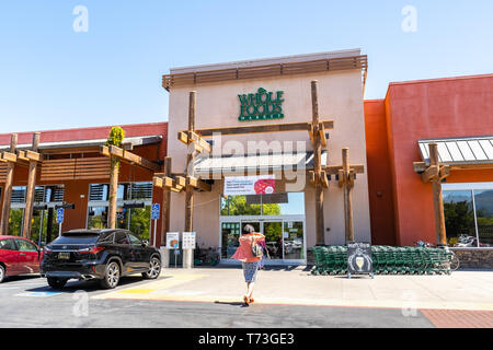 2 mai 2019 Cupertino / CA / USA - Whole Foods store afficher une annonce pour le premier député traite au-dessus de l'entrée Banque D'Images