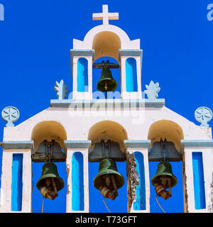 Clocher de l'église orthodoxe grecque contre le ciel bleu, Santorini, Grèce Banque D'Images