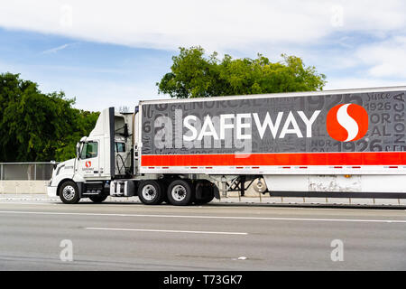 2 mai 2019 Redwood City / CA / USA - Safeway la conduite de camions sur l'autoroute dans la région de la baie de San Francisco Banque D'Images