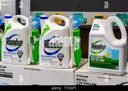 25 avril 2019 Sunnyvale / CA / USA - herbicide RoundUp sur une étagère de magasin acheté ; Bayer Monsanto en 2018 et depuis, il y a eu plus de Banque D'Images