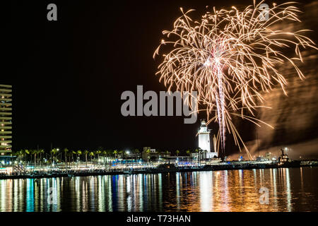 Malaga, Espagne - 10 août 2018. D'artifice à la cérémonie d'ouverture de la ville célébrations, annoncer le début de la semaine annuelle Feria de Mal Banque D'Images