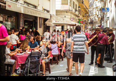 Malaga, Espagne - 14 avril 2018. Vieille rue de Malaga avec tourist Banque D'Images