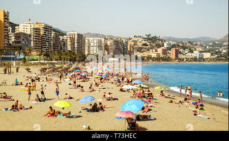 Malaga, Espagne - le 27 juillet 2018. Les gens sur la plage de Malagueta, Malaga, Costa del Sol, la province de Malaga, Andalousie, Espagne, Europe de l'Ouest Banque D'Images
