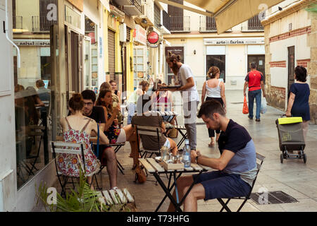 Malaga, Espagne - 03 août, 2018. Boire et manger les touristes sur une terrasse depuis Malaga centre historique, Espagne Banque D'Images