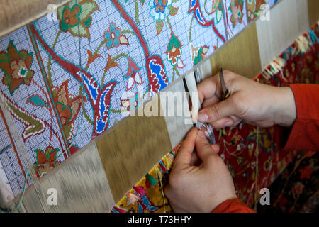 Tapis avec les techniques traditionnelles de tissage sur un métier. Fils de soie utilisé comme une chaîne et de la trame est crucial pour ce dessin. Banque D'Images