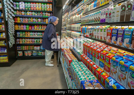 Un citoyen âgé parcourt le département laitier dans un supermarché de New York le jeudi 2 mai 2019. (© Richard B. Levine) Banque D'Images