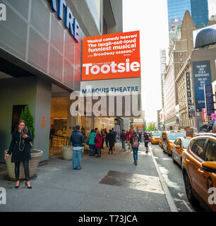 La foule des spectateurs descendre sur le Marquis Theatre sur Broadway à New York pour voir un spectacle le mardi 30 avril, 2019 de la comédie musicale "oeTootsieâ€, nominé pour 10 Tony Awards dont celui de la meilleure comédie musicale. (Â© Richard B. Levine) Banque D'Images