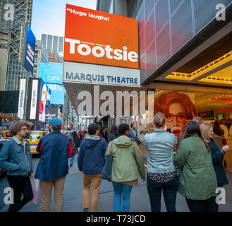 La foule des spectateurs descendre sur le Marquis Theatre sur Broadway à New York pour voir un spectacle le mardi 30 avril, 2019 de la comédie musicale "oeTootsieâ€, nominé pour 10 Tony Awards dont celui de la meilleure comédie musicale. (Â© Richard B. Levine) Banque D'Images