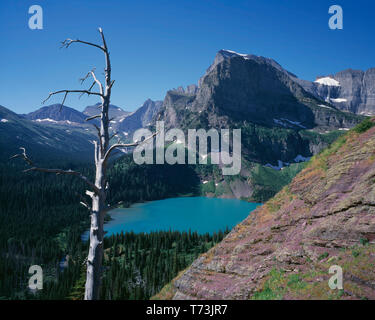 USA, Montana, Glacier National Park, Mount Gould et Angel tour d'aile au-dessus de Grinnell Lac qui est colorée par le limon glaciaire. Banque D'Images