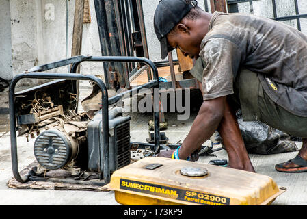 Un réparateur de groupes électrogènes à Lagos au Nigeria Banque D'Images