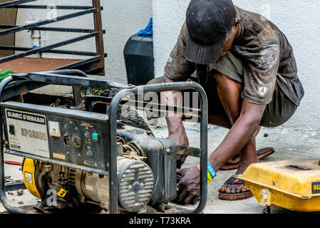 Un réparateur de groupes électrogènes à Lagos au Nigeria Banque D'Images