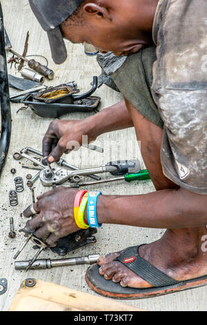 Un réparateur de groupes électrogènes à Lagos au Nigeria Banque D'Images