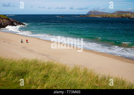 Deux personnes à pied sur la plage d'une grande île Blasket sur la péninsule de Dingle, façon sauvage de l'Atlantique ; Great Blasket Island, comté de Kerry, Irlande Banque D'Images