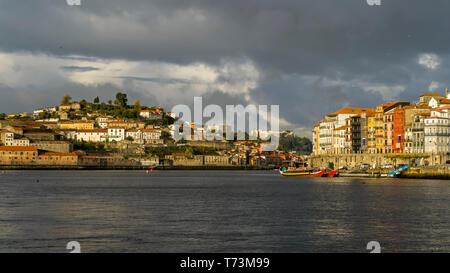 Porto's Riverside trimestre sur le fleuve Douro, dans le Nord du Portugal, Ribeira, à Porto, Portugal Banque D'Images