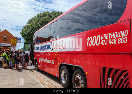 Les gens d'embarquer dans un bus greyhound dans Darwin, Territoire du Nord en Australie. Banque D'Images