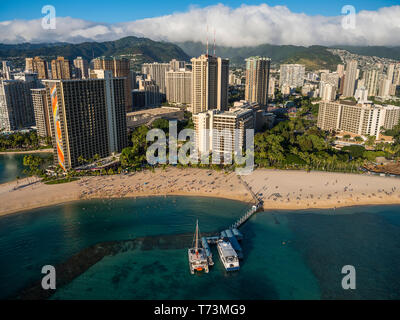 Vue aérienne de l'Honolulu et Waikiki centres urbains sur Oahu, Waikiki, Oahu, Hawaii, United States of America Banque D'Images