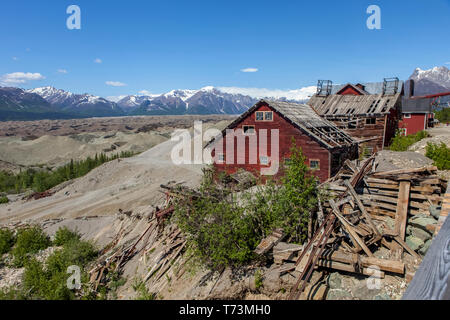 Bâtiments de la mine Kennicott avec moraine du glacier Root et montagnes Wrangell en arrière-plan dans la rue Wrangell–St.Parc national et réserve d'Elias, sud... Banque D'Images