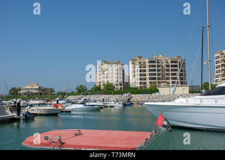 'RAK, RAK/Emirats Arabes Unis - 5/3/2019 : Al Hamra, Ras al Khaimah, Émirats Arabes Unis avec des bateaux de plaisance et les appartements et l'eau et le ciel bleu. ' Banque D'Images