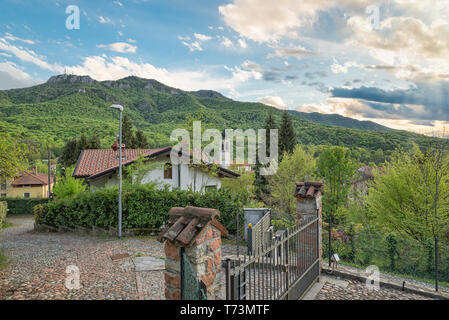 Vue pittoresque d'une zone protégée dans le nord de l'Italie. Le parc régional Campo dei Fiori avec village Brinzio Banque D'Images