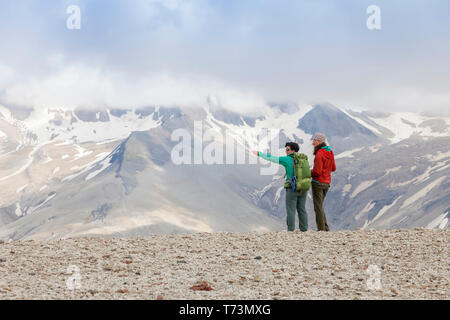 Deux femmes en randonnée et en train de découvrir le paysage de la vallée de dix mille fumes avec le Mont Katmai en arrière-plan, le parc national de Katmai et ... Banque D'Images