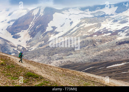 Sac Femme en bas d'une pente avec le Mont Katmai en arrière-plan, le parc national de Katmai et préserver, vallée des Dix mille fumées, sud-ouest de l'Alaska Banque D'Images