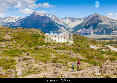 Deux femmes backpackers tête vers la rivière Katmai, vallée des Dix mille fumées, Katmai National Park et préserver, sud-ouest de l'Alaska Banque D'Images