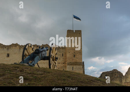 Old cannon contre château médiéval à Rakvere, Estonie Banque D'Images